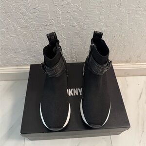 NWT DKNY Women's Miley Stretch Slip-On Sock
Sneakers